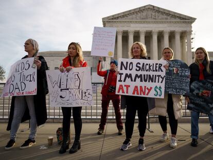 Protestas contra la protección legal a la familia Sackler, fundadores de Purdue Pharma, ante el Tribunal Supremo de EE UU, en Washington DC, el 4 de diciembre.