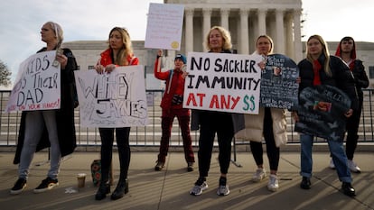 Familiares de víctimas de la crisis de los opioides se manifestaban este lunes ante la sede del Tribunal Supremo de Estados Unidos, en Washington, contra el blindaje de los Sackler.