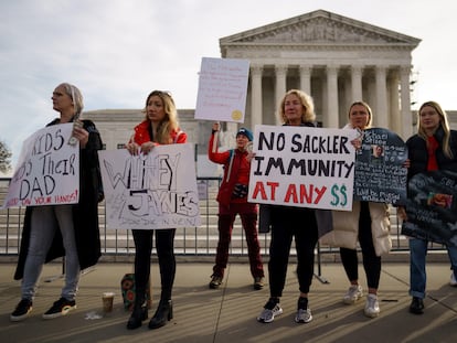 Protestas contra la protección legal a la familia Sackler, fundadores de Purdue Pharma, ante el Tribunal Supremo de EE UU, en Washington DC, el 4 de diciembre.