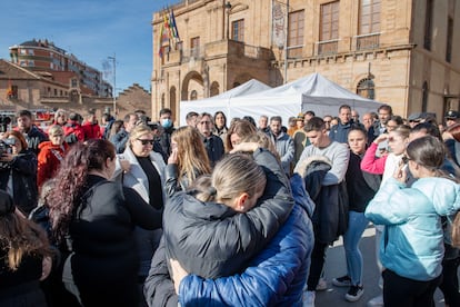 Vecinos de Linares congregados en el minuto de silencio convocado por el Ayuntamiento de la ciudad jiennense ante la puerta principal del Palacio Municipal, como señal de luto por la muerte de tres personas este lunes tras la inhalación de humo de un brasero en su domicilio.