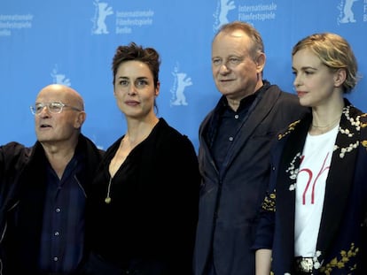 El director director Volker Schl&ouml;ndorff, y los actores Susanne Wolff, Stellan Skarsgard y Nina Hoss, en Berlin.