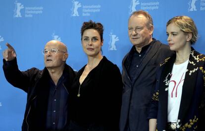 El director director Volker Schl&ouml;ndorff, y los actores Susanne Wolff, Stellan Skarsgard y Nina Hoss, en Berlin.