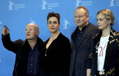 El director director Volker Schlöndorff, y los actores Susanne Wolff, Stellan Skarsgard y Nina Hoss, en Berlin.