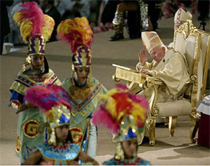 Un grupo de danza tradicional actúa ante el Papa en la basílica de la Virgen de Guadalupe, en México.