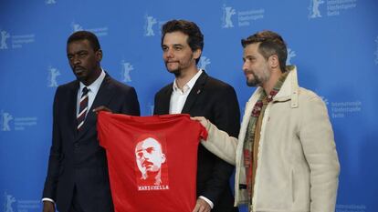 Desde la izquierda, el actor y músico Seu Jorge, el director Wagner Moura y el actor Bruno Gagliasso, con una camiseta con el retrato de Marighella.