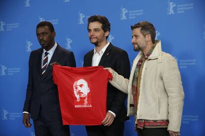 Desde la izquierda, el actor y músico Seu Jorge, el director Wagner Moura y el actor Bruno Gagliasso, con una camiseta con el retrato de Marighella.