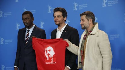 Desde la izquierda, el actor y músico Seu Jorge, el director Wagner Moura y el actor Bruno Gagliasso, con una camiseta con el retrato de Marighella.