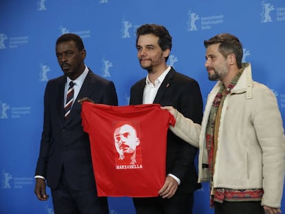 Desde la izquierda, el actor y músico Seu Jorge, el director Wagner Moura y el actor Bruno Gagliasso, con una camiseta con el retrato de Marighella.