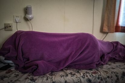 <p>La atleta y solicitante de asilo de 18 años Esteer Gabriel, procedente de Sudán del Sur, descansa antes de entrenarse totalmente cubierta, como acostumbra.</p> <p>Esteer es natural de la región de Sudán que, en 2011 y tras una sangrienta guerra civil, logró su independencia y se convirtió en Sudán del Sur. La joven y su familia huyeron de la que hoy en día es la capital del país, Yuba, después de que su padre fuese puesto en el punto de mira y asesinado. Aun así, a ella y a su familia no se les concedió el estatus de refugiados. Hasta ahora, Israel solamente se lo ha otorgado a un sudanés y a unos cuantos eritreos de los casi 50.000 que hay en el país. En cambio, Esteer y los miembros de su familia que sobrevivieron a la matanza fueron clasificados en lo que se puede calificar de estatus “intermedio”. Esto significa que no se los considera refugiados, y que, por lo tanto, no reúnen los requisitos para recibir ayuda y protección especiales, pero tampoco son “deportables”, ya que las autoridades israelíes juzgaron que, en su lugar de origen, existe un riesgo concreto para la vida de la familia.</p>