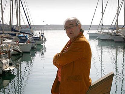 Carles Santos, apoyado en el mascarón de su barco en Vinaròs.