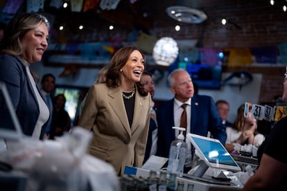 La candidata presidencial demócrata Kamala Harris y el candidato demócrata a la vicepresidencia Tim Walz, ordenan su comida en el restaurante Cocina Adamex en Phoenix, Arizona. El 9 de agosto de 2024.