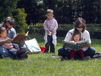 Una familia leyendo en El Retiro