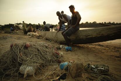 Unos pescadores locales arreglan las redes después de una jornada de pesca en una isla cercana a Bonthe, al sur de Sierra Leona. Desde que la pesca ilegal llegó a las aguas del país, las capturas de los pescadores locales han disminuido y cada vez tienen que ir más lejos para faenar, lo que incrementa los costes de esta actividad y la inseguridad alimentaria.