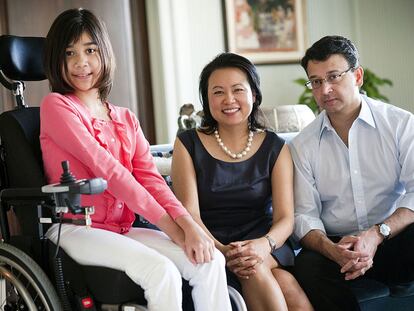 Arya Singh, a la izquierda, junto a sus progenitores Loren Eng y Dinakar Singh, en su casa de Nueva York.