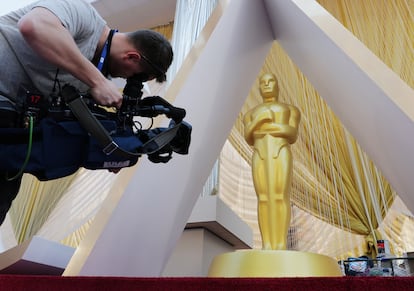 Um cinegrafista registra imagens do tapete vermelho do Teatro Dolby na véspera do Oscar 2020.