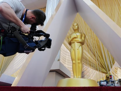 Um cinegrafista registra imagens do tapete vermelho do Teatro Dolby na véspera do Oscar 2020.