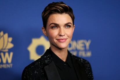 Ruby Rose – Desde que se dio a conocer en la tercera temporada de Orange is the new black, la australiana ha roto varios techos de cristal, como el de hacer de su Batwoman la primera superheroína abiertamente gay de la historia de la televisión. Ella, que se declara de género fluido, pasó buena parte de su infancia tratando de esconder su verdadera identidad. “Durante mucho tiempo pensé que había algo que estaba mal en mí, que no era del género que debía ser. Tardé años pero, al final, llegué a un lugar en el que dije, ‘Vale, creo que soy muy andrógina y que estoy en sintonía con la energía masculina”, se expresó en The Guardian.