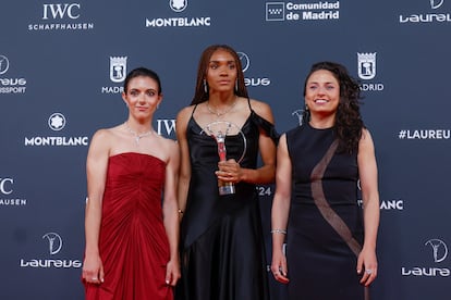 Desde la izquierda, Aitana Bonmatí, Salma Paralluelo e Ivana Andrés, con el premio Laureus que reconoce a la selección española de fútbol como el mejor equipo de 2023.