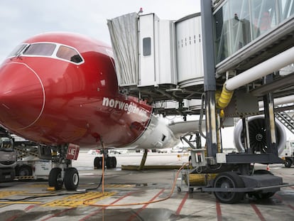 Uno de los aviones de Norwegian Air, en el aeropuerto del Prat.