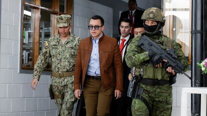 El presidente de Ecuador, Daniel Noboa, camina escoltado por militares armados hacia un evento con jovenes en El Quinche, el pasado día 8.