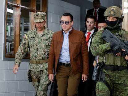 El presidente de Ecuador, Daniel Noboa, camina escoltado por militares armados hacia un evento con jovenes en El Quinche, el pasado día 8.