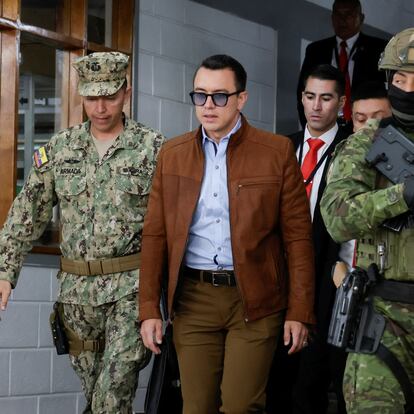 El presidente de Ecuador, Daniel Noboa, camina escoltado por militares armados hacia un evento con jovenes en El Quinche, el pasado día 8.