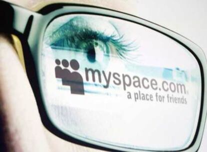 Un usuario de MySpace observa su página web.