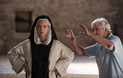 Paul Verhoeven, amb Virginie Efira en el rodatge de 'Benedetta'.