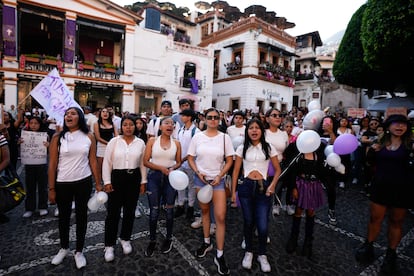 Mujeres corean la palabra "justicia" durante una protesta por el supuesto secuestro y asesinato de Camila Gómez, en la plaza principal de Taxco.