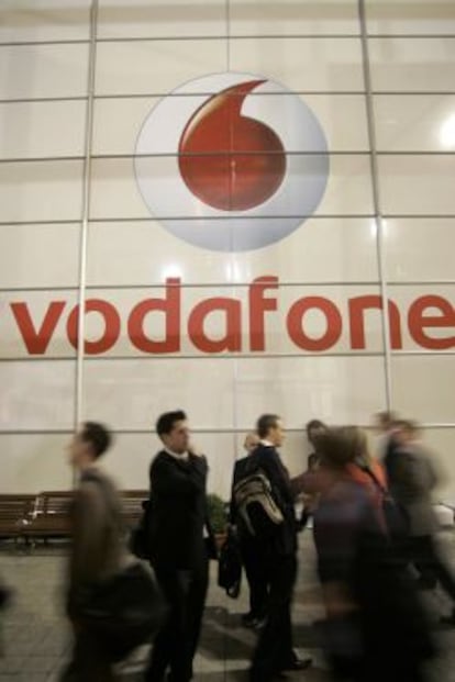 Visitantes del pabell&oacute;n de Vodafone en una edici&oacute;n anterior del Mobile World Congress de Barcelona.