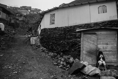 Una niña espera a su madre en la puerta de casa junto con los perros y cachorros de la calle con los que juega todo el día. Son las vecinas las que se encargan de los niños que se quedan solos en los cerros mientras los padres se ausentan. En estos tiempos de aislamiento social, el apoyo mutuo será lo único que nos hará salir adelante.