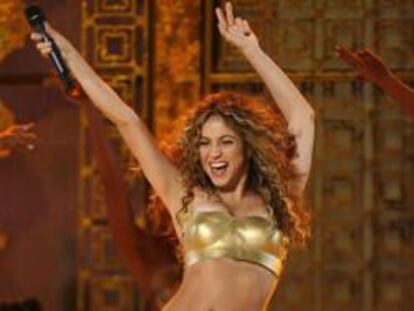 Shakira interpreta su canción "Hips Don''t Lie" en la Gala Anual de los Grammy en Los Angeles