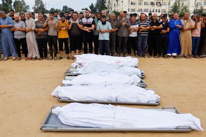 Vecinos de Gaza asisten este miércoles al funeral de la familia Al Agha, muerta por los bombardeos de Israel en Jan Yunis, al sur de la Franja. 
