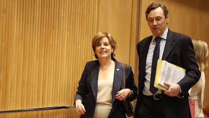 La exvicepresidenta del Gobierno Soraya
Sáenz de Santamaría, junto con el diputado del PP Rafa Hernando, este lunes.