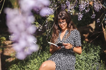 Imagen de archivo de una mujer leyendo un libro.