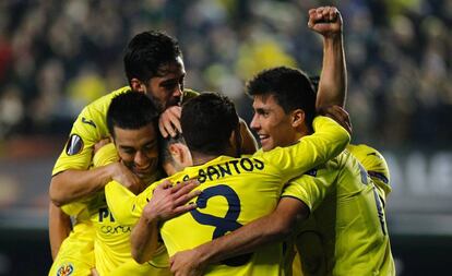 El Villarreal, en la imagen celebrando su clasificaci&oacute;n en la Europa League, cerrar&aacute; la jornada contra el Atl&eacute;tico en El Madrigal.