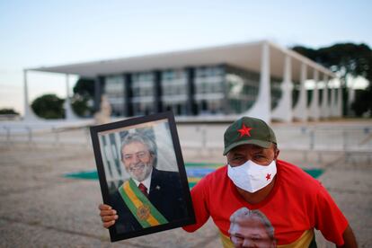 Apoiador de Lula posa em frente ao STF nesta quinta-feira.