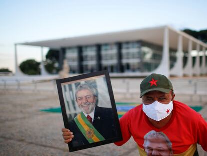 Apoiador de Lula posa em frente ao STF nesta quinta-feira.