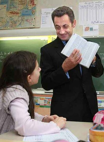 Sarkozy conversa con una alumna en una escuela de Perigeux.