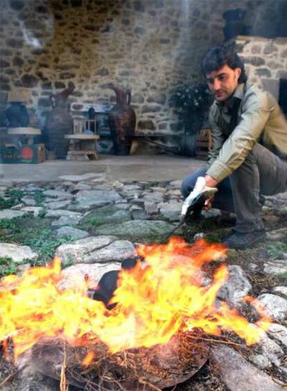 Elías González Prieto, moldea un jarro para el vino en la rectoral de Gundivós.