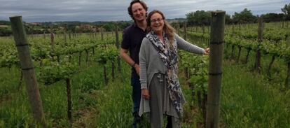 Los bodegueros Mar&iacute;a Jes&uacute;s Polanco y Guy Jones, en las vi&ntilde;as de Sota Els &Agrave;ngels.