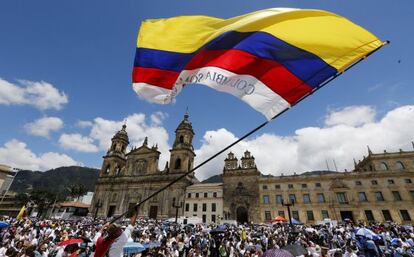 Un hombre agita una bandera colombiana durante la "Marcha por la vida", en Bogotá.