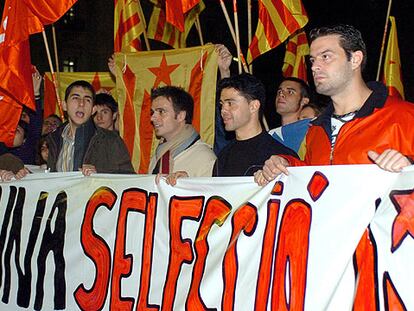 Los jugadores catalanes de hockey Ribarola y Tibau (los primeros por la derecha) se manifiestan en Barcelona.