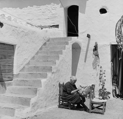 Fotografía tomada en enero de 1969 por Pando de una anciana haciendo bolillos al pie de una casa en un pueblo de La Mancha.