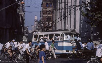 Un trolebús lleno de viajeros circula entre bicicletas.