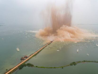 Demolición de un dique entre dos lagos en Wuhan, provincia de Hubei, China.