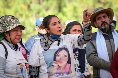 Jaqueline Palmeros, en una de las jornadas de búsqueda previas al entierro de su hija. Palmeros ha recordado todas las cosas que policías y personas a cargo de la investigación le dijeron durante esos primeros días en los que acudió a denunciar la desaparición de su hija. Como la recomendación de que desistiera porque “seguramente estaba todavía de fiesta”, o cuando quisieron convencerla de que se trataba de “una desaparición voluntaria”.