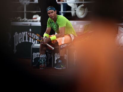 Nadal, durante una pausa durante el partido contra Zverev, este viernes en la Philippe Chatrier.