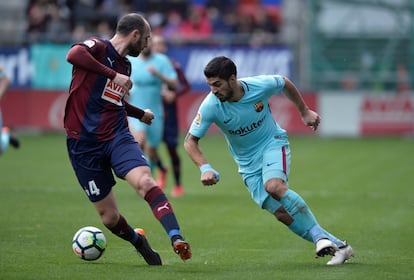 Luis Suárez, en un jugada con Iván Ramis.
