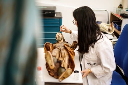 La restauradora Sonia Gómez trabaja en una talla de madera policromada en el Taller de escultura de Patrimonio Nacional, en el Palacio Real de Madrid, el 29 de mayo.